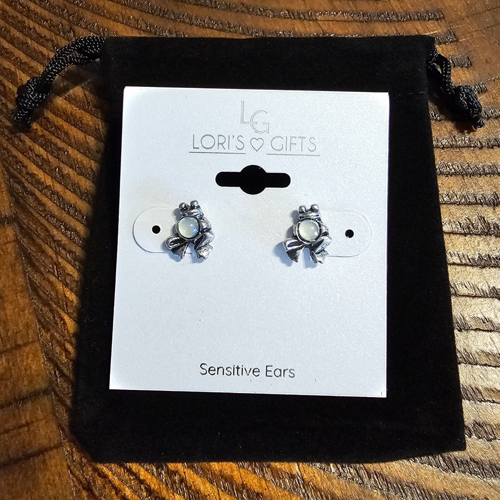 NEW Lori's Gifts Frog Stud Earrings Silver Tone with Faux Pearl Sensitive Ears